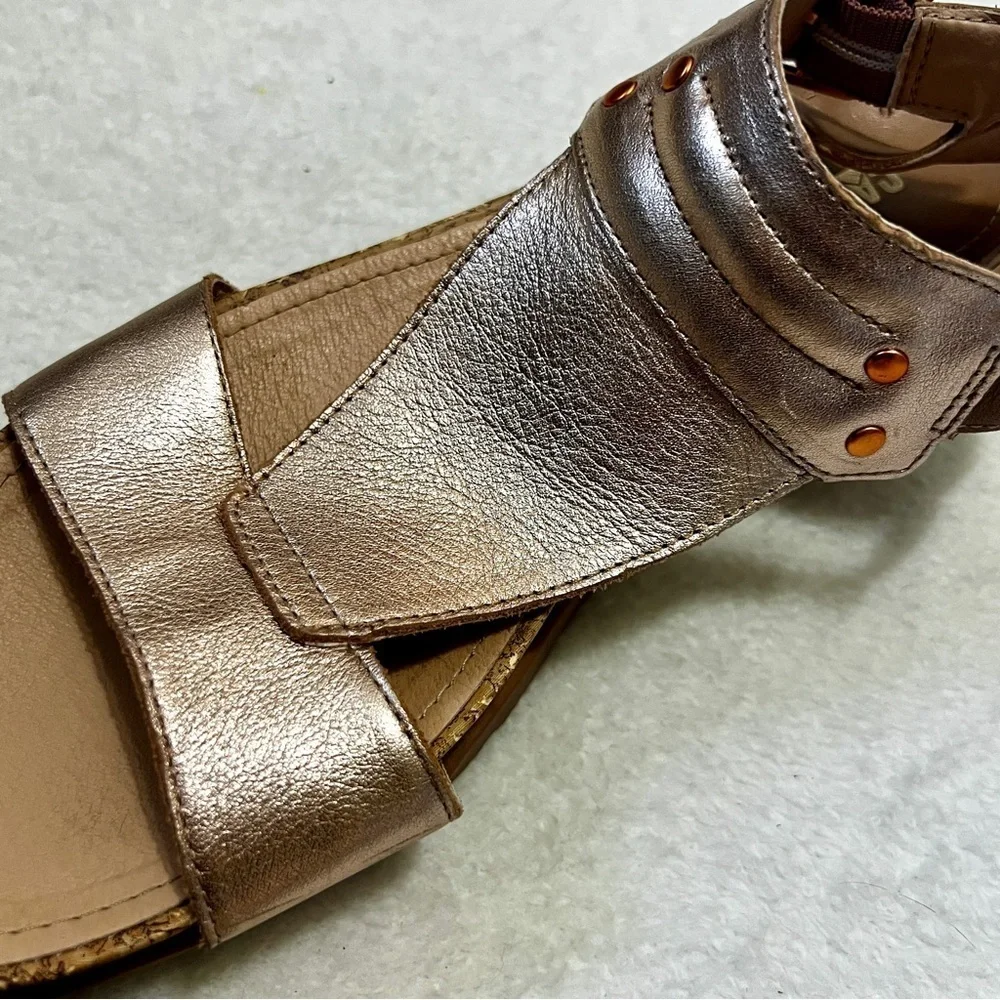 CAT/Caterpillar Mystic Rose Gold Metallic Sandal - Size 7